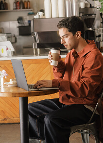 Un gars qui travaille et prend un café
