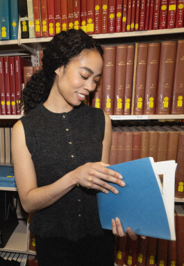 Des femmes ayant des livres